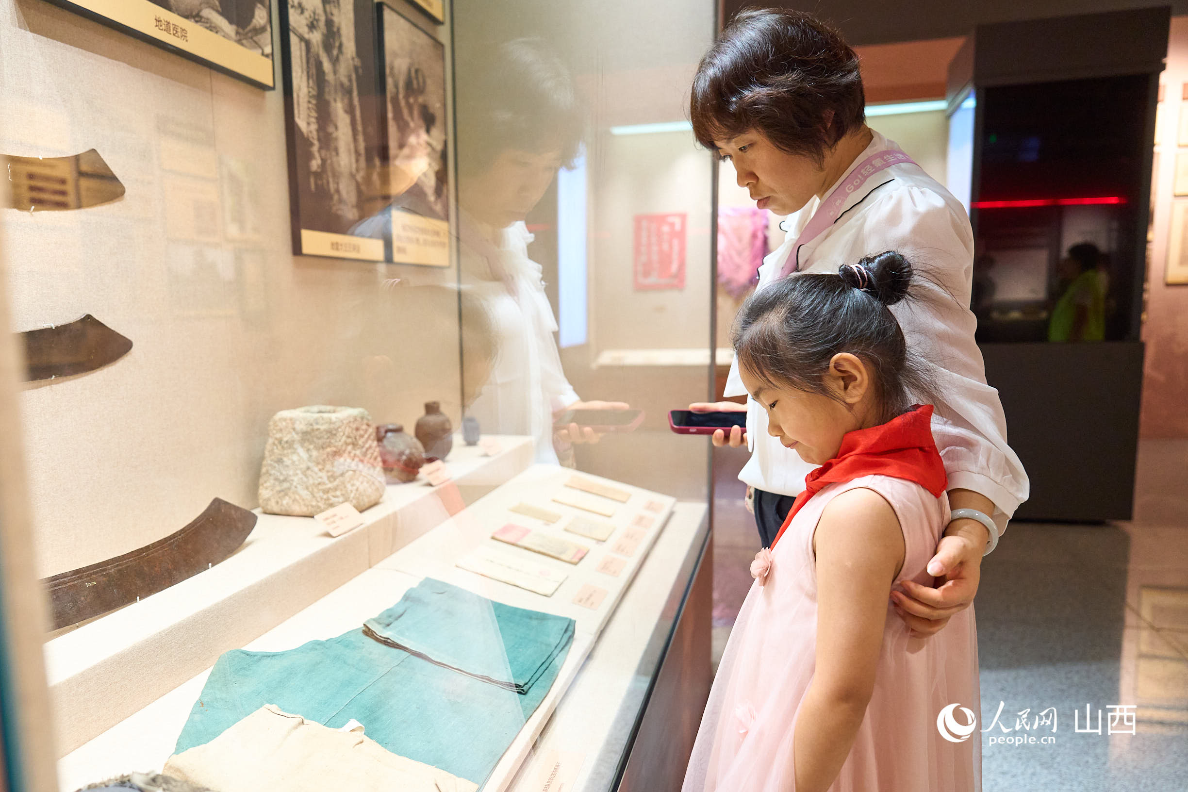山西博物院展厅 家长和孩子们沉浸在烽火岁月的历史氛围中
