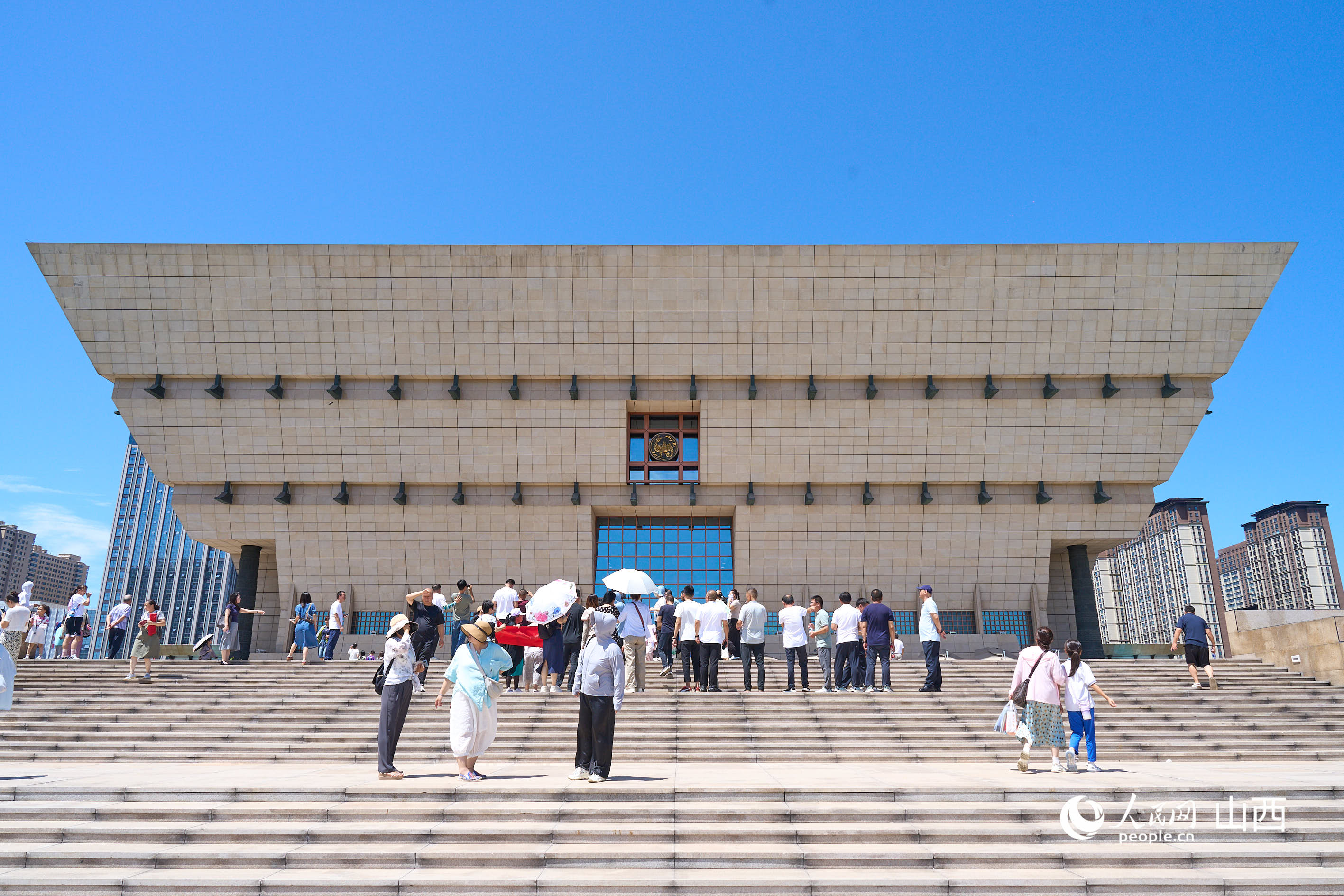 山西博物院展厅 家长和孩子们沉浸在烽火岁月的历史氛围中