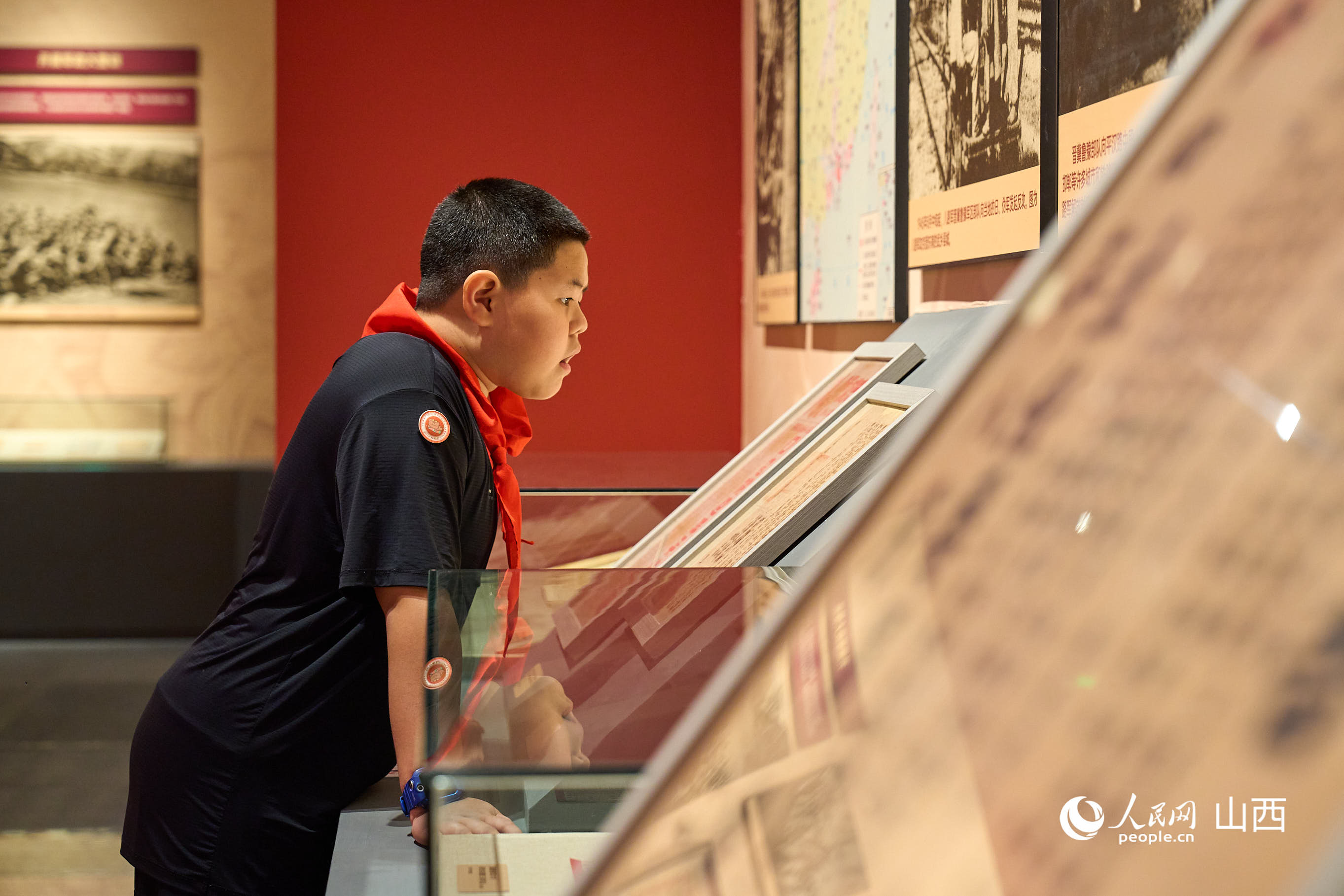 山西博物院展厅 家长和孩子们沉浸在烽火岁月的历史氛围中
