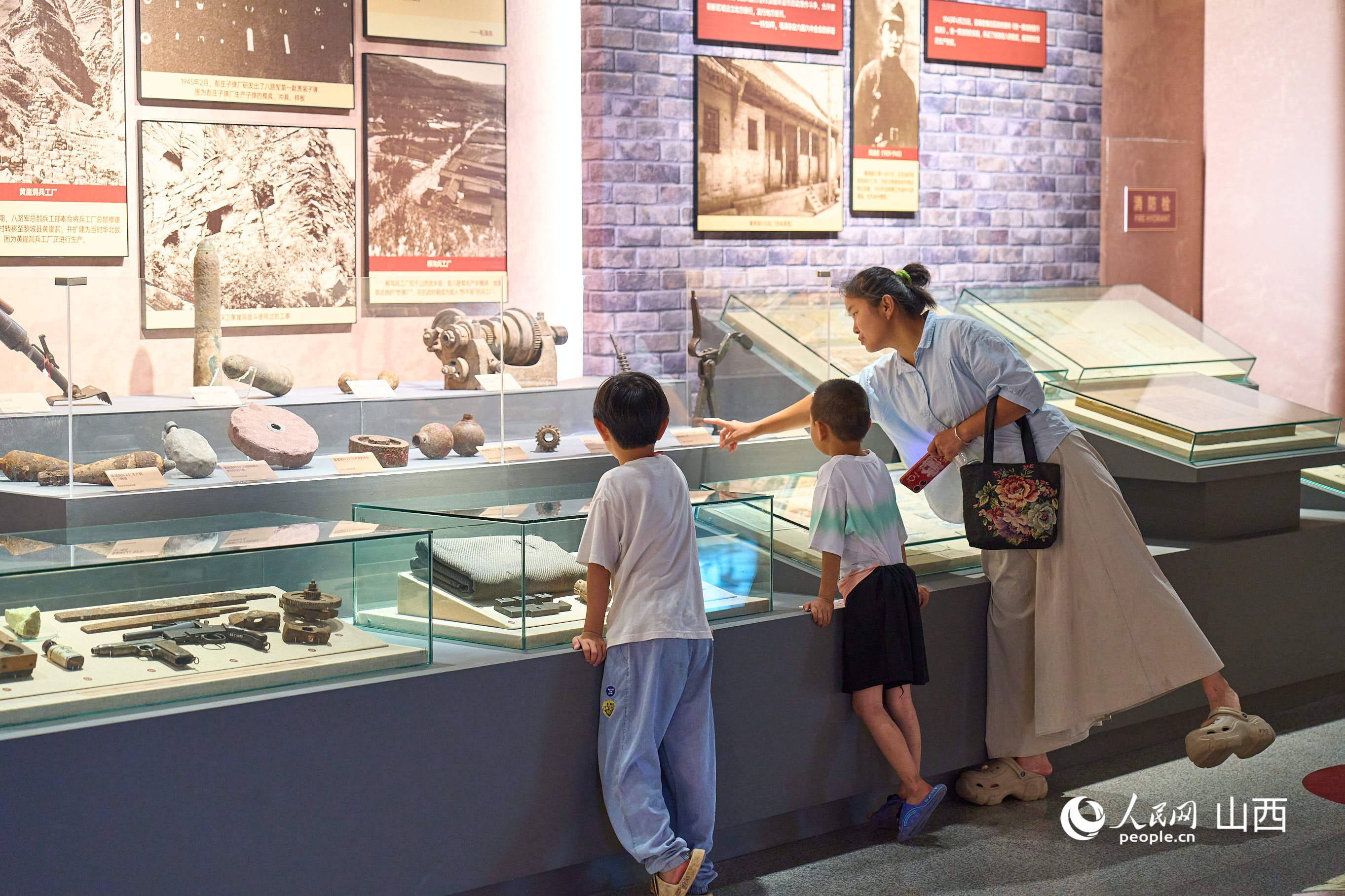 山西博物院展厅 家长和孩子们沉浸在烽火岁月的历史氛围中